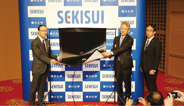 ペロブスカイト太陽電池の量産化を記者発表