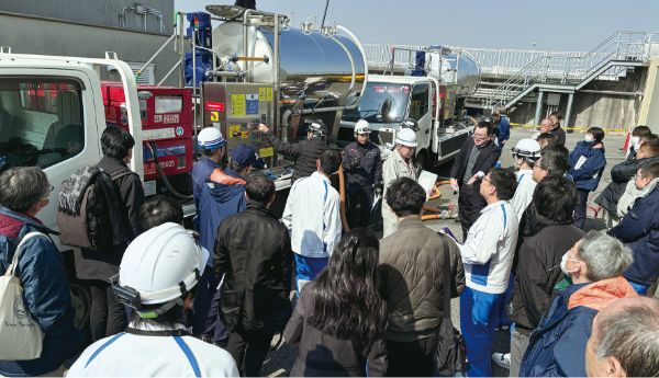 車載ユニットからＳＩＳを注入（円内は管壁に付着していた活性炭）