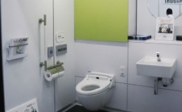 工場に清潔なトイレ空間を