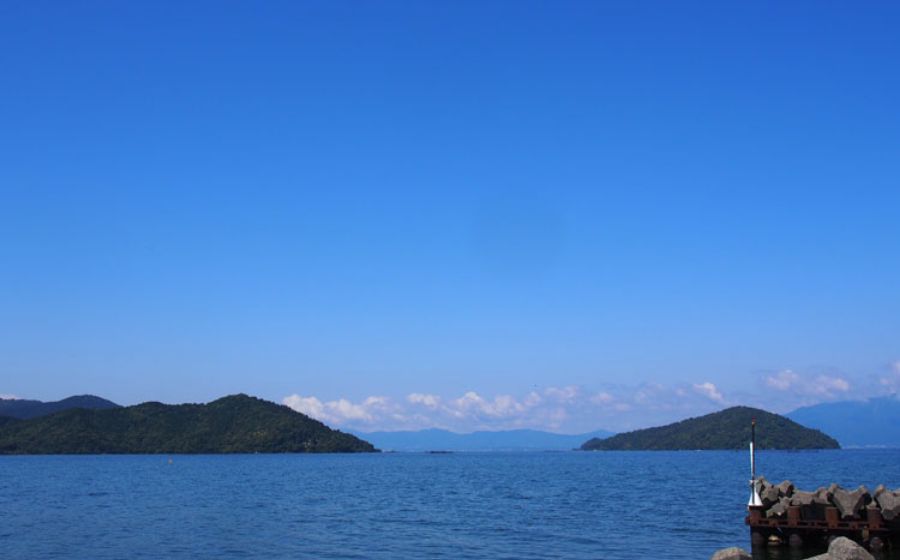 青い水を湛える琵琶湖