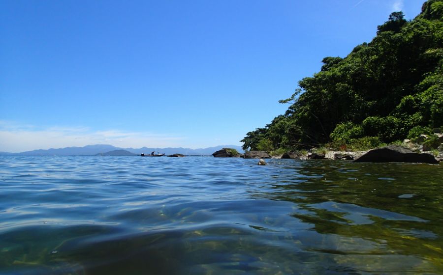 青い水を湛える琵琶湖
